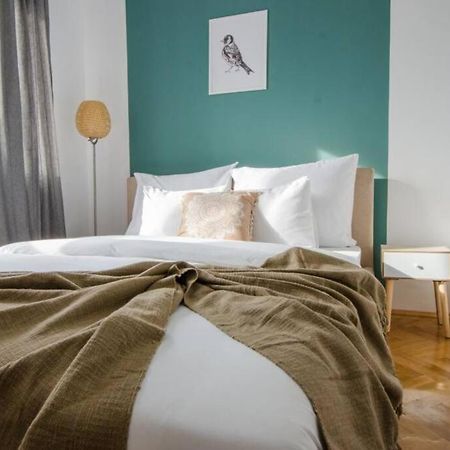 Stylized And Modern Apartment In Bukarest Eksteriør billede