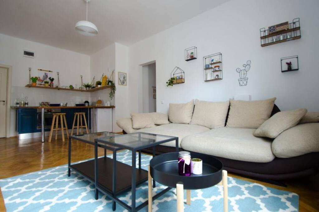 Stylized And Modern Apartment In Bukarest Eksteriør billede